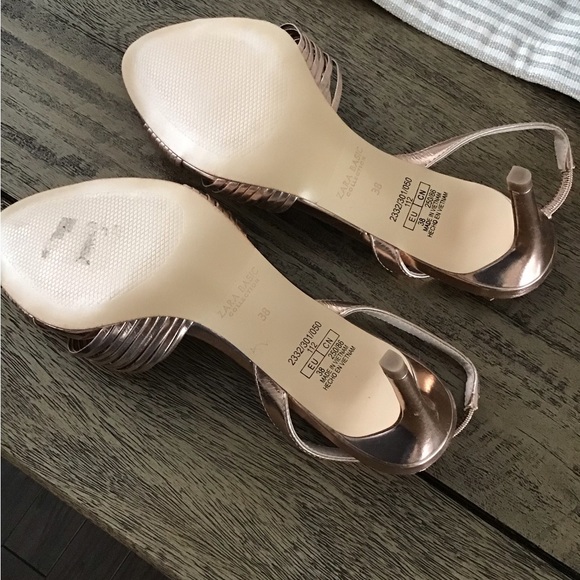 Ladies size 8 gently used rose gold heels - Picture 3 of 4